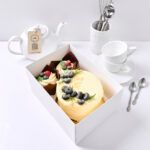 Бенто‑комбо «Белый с голубикой и 2 шоколадных капкейка»