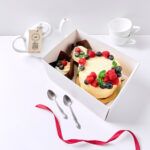 Бенто‑комбо «Белый с малиной и и 2 ванильных капкейка»